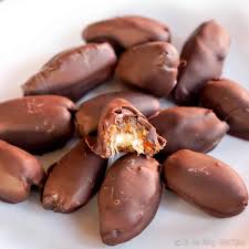 Dates with Almond